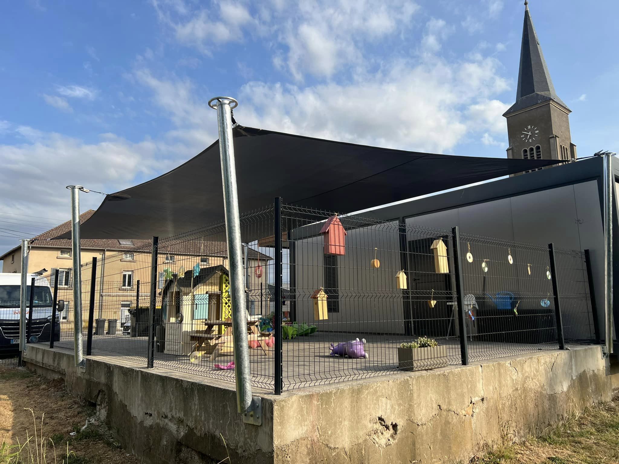 Voile d’ombrage dans une micro-cr&egrave;che Forbach